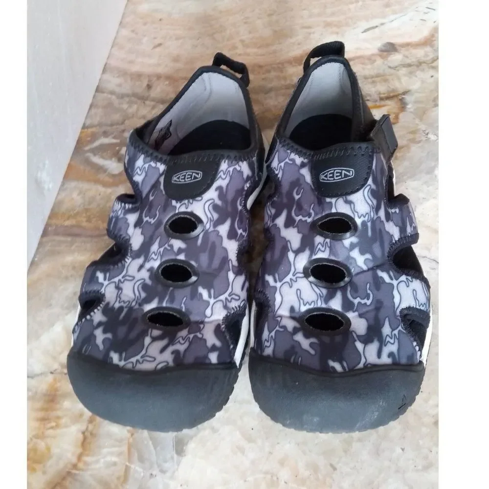 Keen Stingray Sandals Boys sz. 3, Camo Water Shoes with Velcro Strap